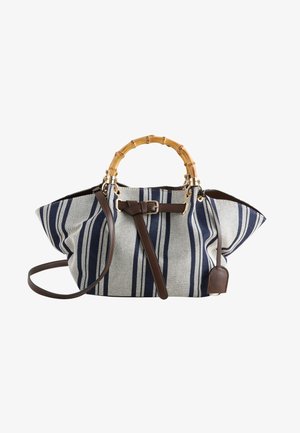Große Handtasche mit blau-weißen vertikalen Streifen, braunem Lederriemen und Gürtel-Detail sowie abgerundeten Bambusgriffen.