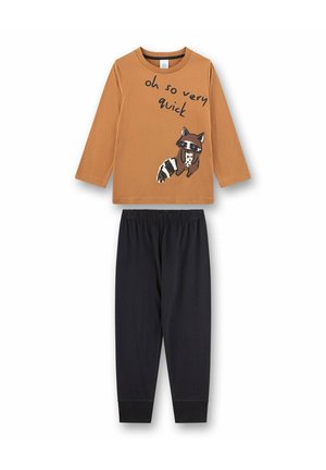 Baumwoll-Pyjama-Set mit einem braunen Langarmoberteil, das eine Waschbärgrafik und Text zeigt, kombiniert mit dunkelblauen, elastischen Hosen.