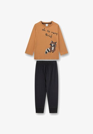 Completo pigiama in cotone composto da una maglia a maniche lunghe marrone con una grafica di un procione e testo, abbinato a pantaloni elasticizzati blu scuro.