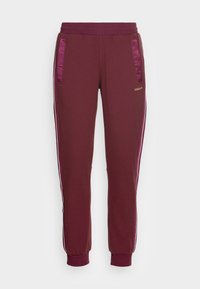 Bordeauxfärgade joggers med en texturerad yta, dekorerade med satinaccent i mörkare bordeaux, sidofickor och vita ränder längs sidorna.