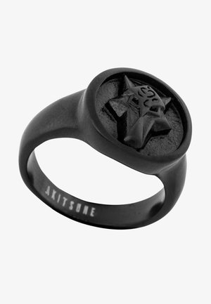 Fekete gyűrű, kiemelkedő csillagmintával a kerek tetején. Simított felület, matt kivitel. Inskripció: "AKITSUNE" a belső sávon.