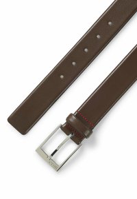 Bruine leren riem met een gladde textuur en een zilveren metalen gesp. Voorzien van rode stiksels langs de lus. Vijf verstelgaten.
