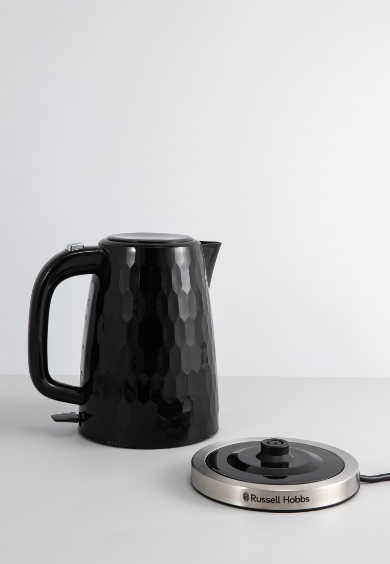 Schwarzer Wasserkocher mit hexagonal strukturiertem Gehäuse, Kunststoffgriff und Metallbasis. Der Deckel ist rund und hat einen Knopf für einfachen Zugriff.