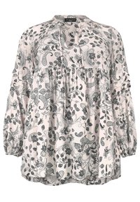 Blusa rosa chiaro con motivi paisley e floreali neri. Caratterizzata da una vestibilità comoda, scollo arricciato e maniche a palloncino. Tessuto morbido e leggero.
