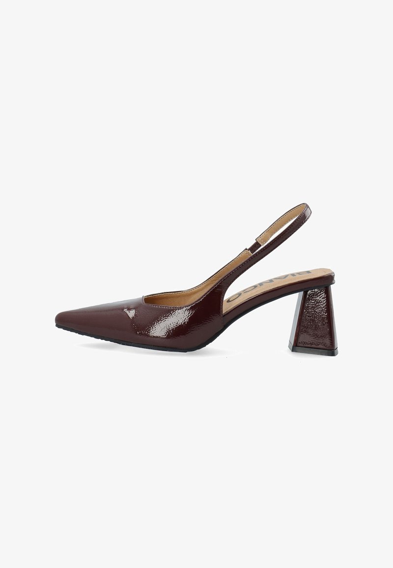Burgundy-lakkapinta slingback-korkokenkä, jossa on teräväkärkinen muotoilu ja teksturoitu lohkokorko. Sisältää leikkuumuotoilun ja kontrastivärisen mustan pohjan.