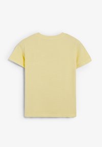 Camiseta de algodón amarilla con mangas cortas, cuello redondo y una textura suave. El diseño es simple, sin gráficos ni adornos visibles.