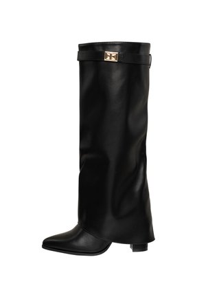 Zwarte leren laarzen tot de knie met een spitse neus, voorzien van een gouden gespaccent en een gladde textuur.