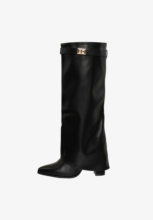 Sorte læder knæhøje støvler med spidse tå, med en guldtonet spændeaccents og glat tekstur.