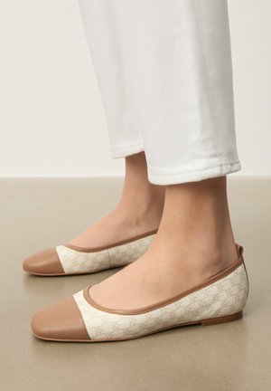 Balletikingad beeži nahast varba- ja kontsaga ning kreemjat värvi pealsega, millel on monogrammimustriga muster. Pehme tekstuur, madal profiil.