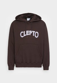 Sudadera con capucha marrón que presenta un gran logo blanco de "CLEPTO" y un pequeño detalle bordado de "Maniacx", con un bolsillo tipo canguro en la parte frontal.