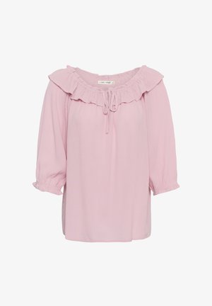 Lyserød bluse med trekvartlange puffede ærmer, flæsekant ved halsen og bindedetalje foran.