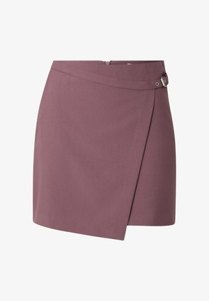 Paarse wikkelrok met een platte tailleband, zijrits en een metalen accentdetail. Gladde textuur, knielang, minimalistisch ontwerp.