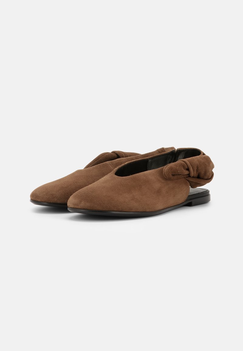 Braune Wildleder-Ballerinas mit spitzen Zehen und gerafftem elastischem Fersenriemen, gezeigt auf weißem Hintergrund.