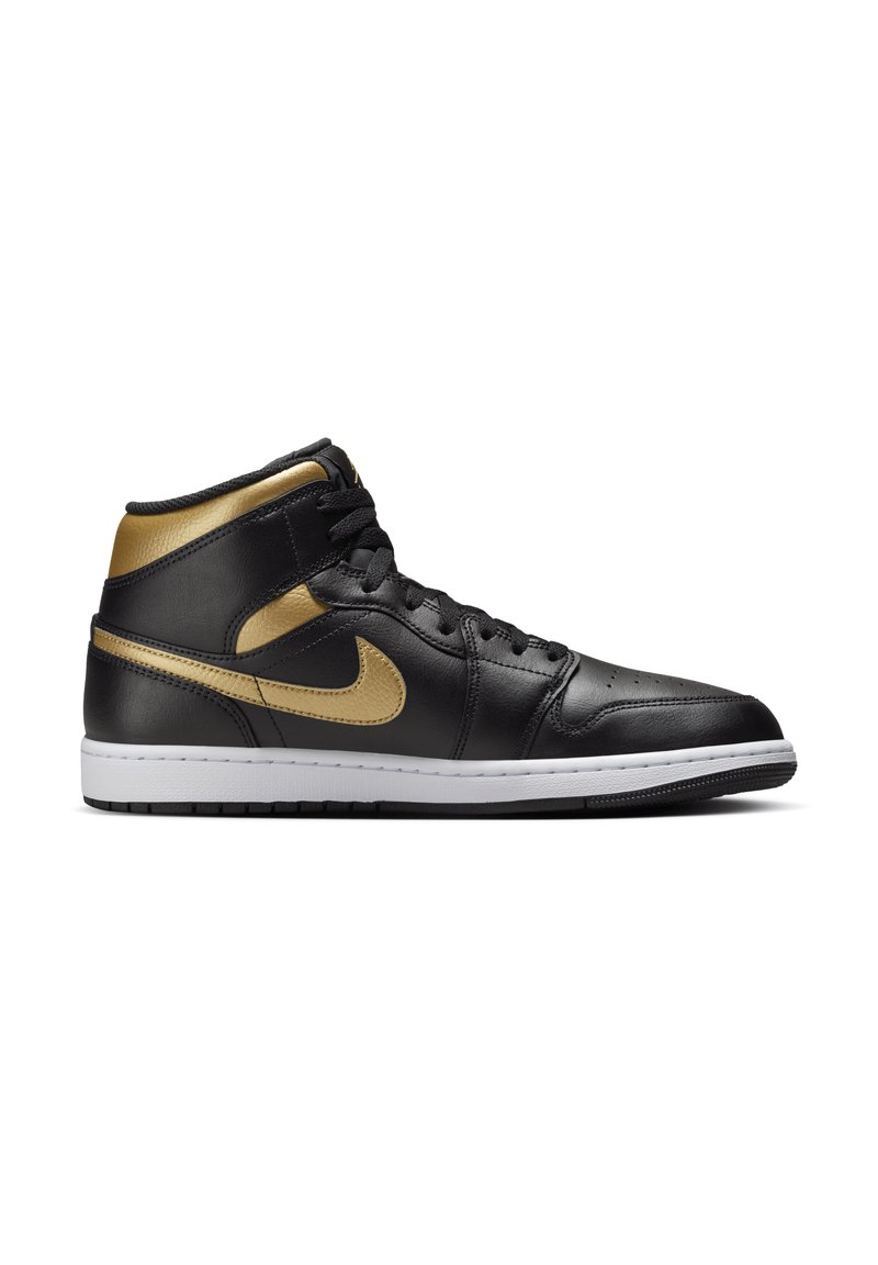 Zwarte leren hoge sneakers met metallic gouden accenten, witte tussenzool en zwarte veters. Beschikt over perforaties op de neus.