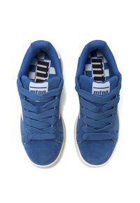 Sneakers in suede bluette con punta rotonda, lacci testurizzati e collo imbottito. Logo bianco sulla linguetta e soletta sagomata con un design a scacchi.