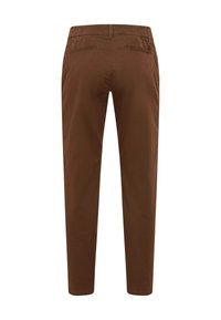 Pantaloni marroni con una texture liscia, dotati di una vita elastica, due tasche posteriori e un design a gamba affusolata.