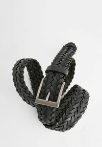 Sort flettet læderbælte med en rektangulær metalspænde og en glat overflade. Designet giver en fleksibel pasform.