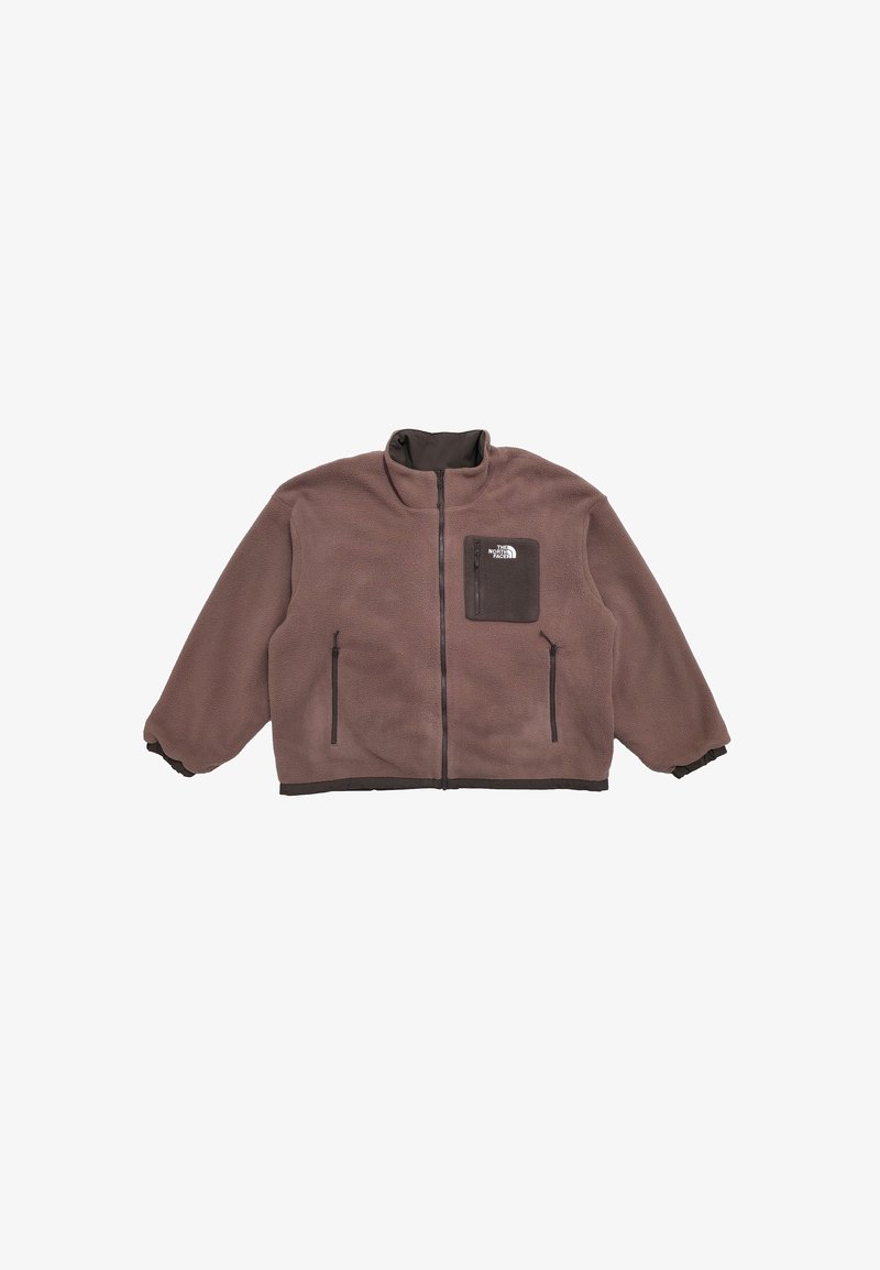 Braune Fleecejacke mit hohem Kragen, Frontreißverschluss und zwei Seitentaschen. Verfügt über eine kleine Brusttasche und elastische Ärmelbündchen.