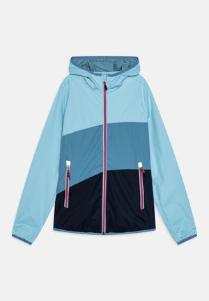 Helles blaues und dunkelblaues Windbreaker-Jacke mit Kapuze, mit einem Reißverschluss vorne und seitlichen Taschen, kontrastierenden Nähten und einem Farbblockdesign.