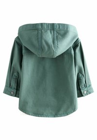 Veste en denim vert avec capuche, présentant des manches longues, des poignets à bouton-pression et une coupe décontractée. Texture lisse avec des coutures propres.