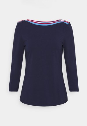 Chemise bleu marine à manches longues avec encolure bateau présentant des rayures rouges, blanches et bleu clair le long du col.