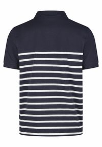 Navyblauwe polo met horizontale witte strepen, een kraag en korte mouwen. Glad textuur met een reguliere pasvorm.