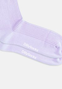 Lavendel bomullssockor med ribbad textur och vit "DillySocks" branding på ankeldelen. Slät yta och åtsittande form.