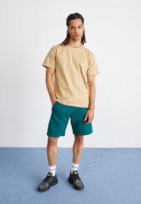 Carhartt WIP CHASE - Basic T-shirt - sabbia