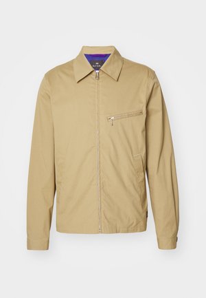 Lett khaki-jakke laget av glatt stoff. Har en frontglidelås, en brystlomme med glidelås og en klassisk krage.