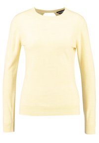 Pull à manches longues jaune clair en tissu tricoté doux, avec un col rond et un petit détail en forme de trou clé à l'arrière.