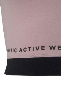 Kurze Ärmel Sportoberteil in Hellrosa mit schwarzem unteren Bereich. Hergestellt aus gerippter Textur und mit fett gedrucktem Text "AUTHENTIC ACTIVE WEAR".