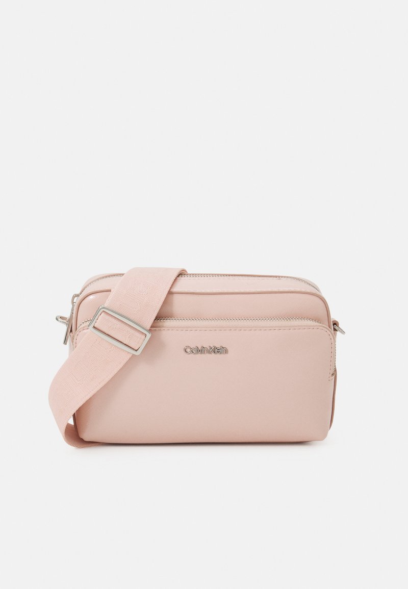 Calvin Klein MUST CAMERA BAG SAFFIANO Across body bag spring rose
