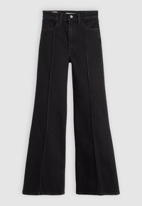 Zwarte high-waisted flared jeans met voornaden, vijf zakken, riemlussen en een knoopsluiting op een lichtgrijze achtergrond.