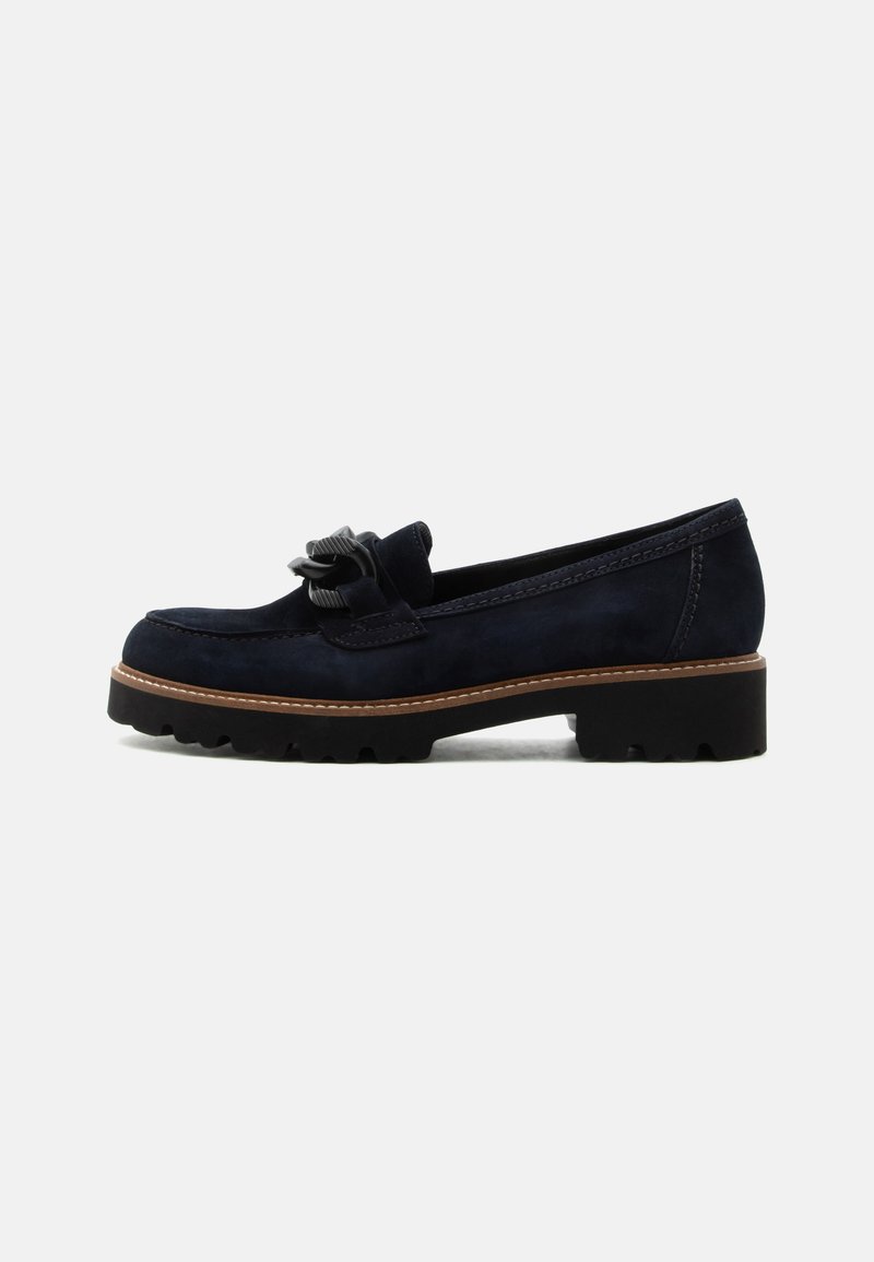 Mocassin en daim bleu marine avec semelle noire épaisse, bordure marron et nœud noir décoratif sur le dessus, présenté de profil.