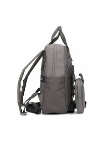 Mochila gris con un diseño estructurado, hecha de tela duradera. Cuenta con dos cremalleras, correas ajustables, bolsillos laterales y un estuche desmontable.