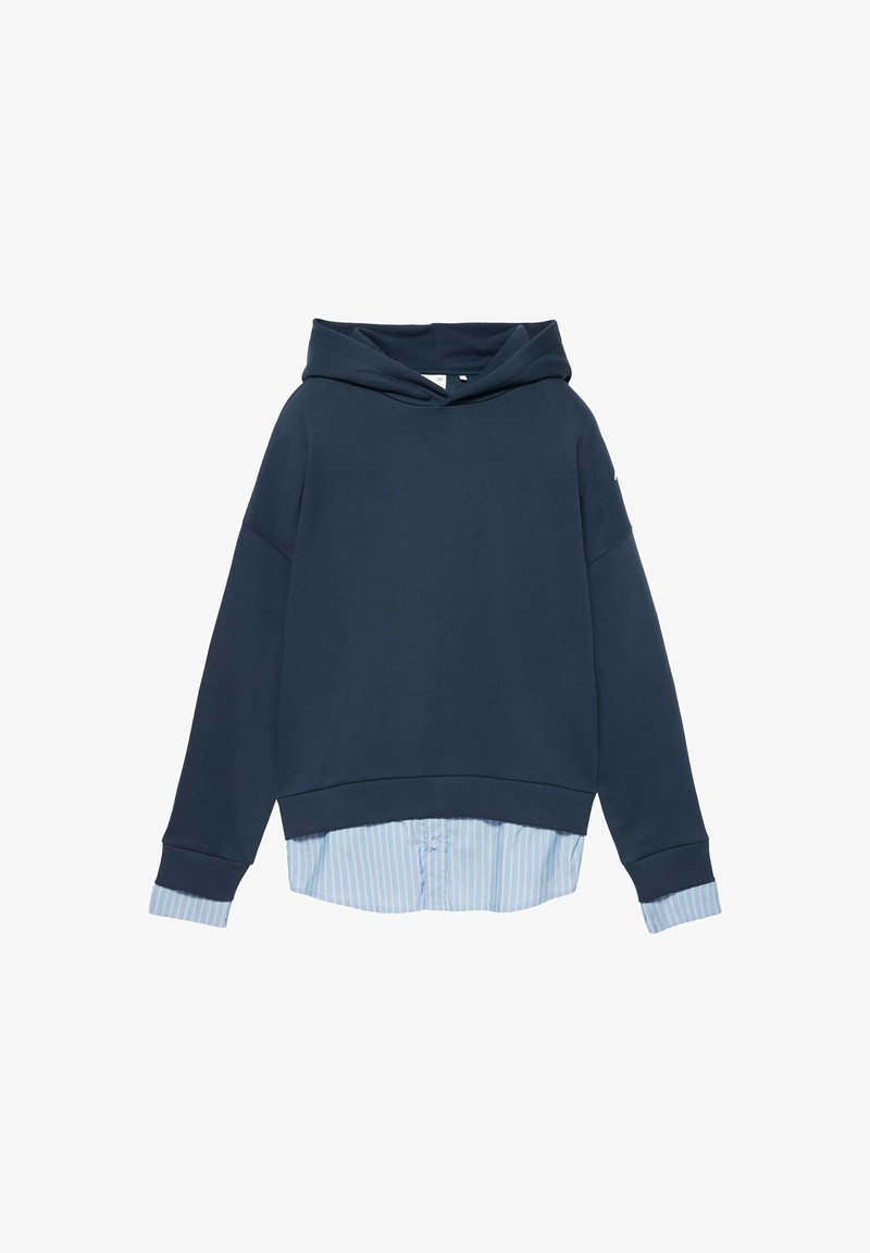 Sweat à capuche bleu marine porté par-dessus les poignets et l'ourlet d'une chemise à rayures bleu clair et blanc boutonnée.