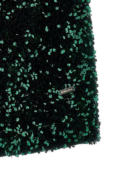 Tissu noir et vert émeraude en sequins avec une étiquette métallique. La surface est texturée avec des sequins brillants et superposés pour un aspect vibrant.