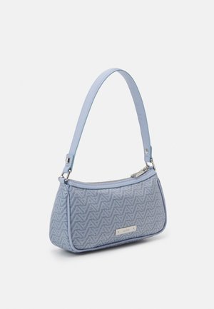 Jasnoniebieska torebka na ramię z tłoczonym powtarzającym się wzorem litery "A", srebrnym zamkiem błyskawicznym i metalową plakietką marki z przodu.