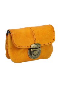 Skórzana saszetka w intensywnym pomarańczowym kolorze z klapą, z widocznym przeszyciem i detalem z mosiężnym zapięciem.