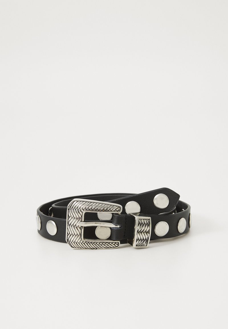 Ceinture en cuir noir ornée de grands clous en argent, avec une boucle métallique rectangulaire au motif tressé et une finition lisse et texturée.