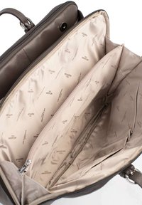 Bruine leren tas met een ritsluiting, voorzien van een beige interieur met een subtiel logopatroon en meerdere compartimenten voor organisatie.