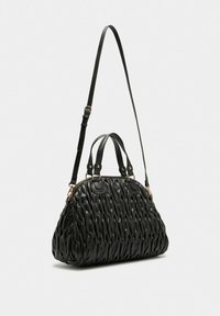 Zwarte leren handtas met een gestructureerd, doorgestikt ontwerp. Voorzien van dubbele handvatten, een afneembare schouderriem en goudkleurige hardware accenten.