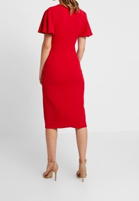 Czerwona midi sukienka z krótkimi, rozkloszowanymi rękawami, dopasowanym stanem i prostym dołem. Gładki materiał; posiada ukryty zamek błyskawiczny z tyłu.