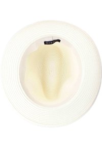 Sombrero de paja de ala ancha en color blanco roto con una textura suave y un diseño en capas. Presenta una etiqueta negra con el nombre de la marca en su interior.