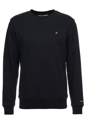 Czarna bluza z długim rękawem i okrągłym dekoltem, z małym logo CK na piersi oraz napisem Calvin Klein na mankiecie lewego rękawa.