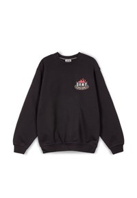 Zwarte sweatshirt met ronde hals, lange mouwen en een geribbelde zoom. Voorzien van een kleine voorkant grafiek met vlammen en de tekst "GRMY."