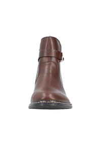 Bottines en cuir marron avec un bout arrondi, détail de boucle sur le côté et coutures contrastées. Texture lisse et semelle en caoutchouc.