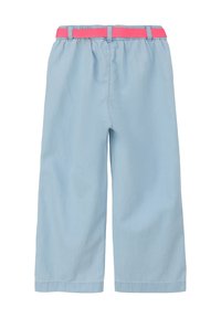 Jasnoniebieskie spodnie  cropped z elastycznym paskiem w różowym kolorze. Gładka faktura i dopasowany krój, z przeszytymi brzegami.