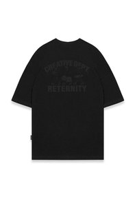 Schwarzes, oversized T-Shirt mit kurzen Ärmeln. Mit einem verblassten Grafikdruck in Schwarz, der auf dem Rücken "CREATIVE DEPT. RETERNITY" zeigt.