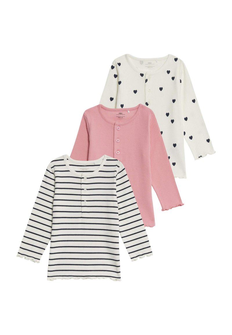 Drei Langarmoberteile: eines in Rosa mit Knöpfen, eines gestreift in Weiß und Marineblau, und eines in Weiß mit marineblauen Herzmustern. Alle haben eine gerippte Struktur.
